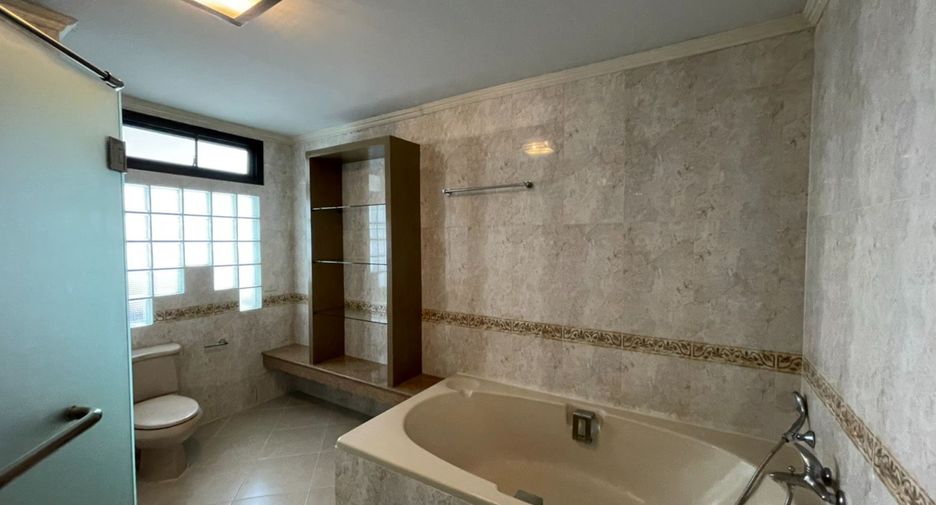 For rent 4 bedrooms condo in Watthana, Bangkok