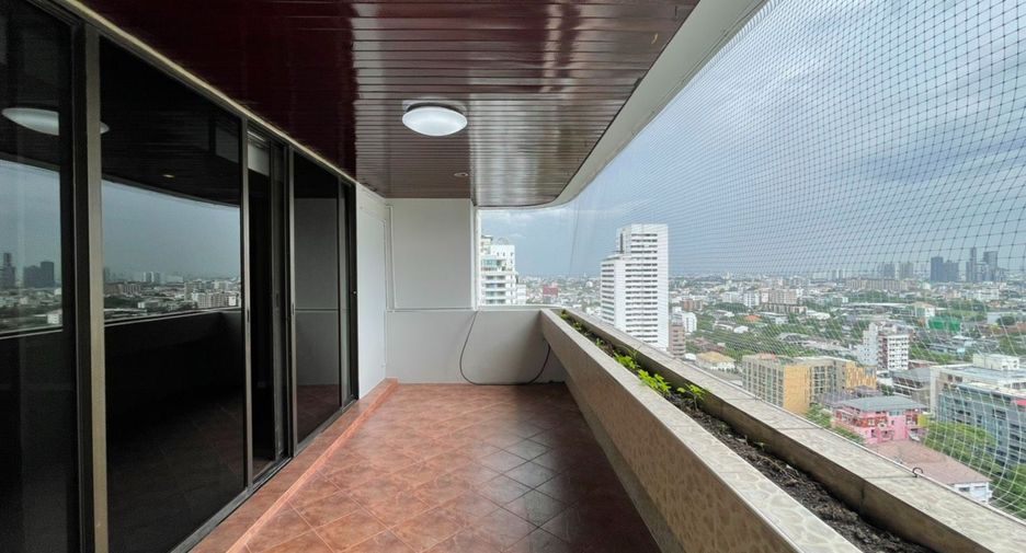 For rent 4 bedrooms condo in Watthana, Bangkok