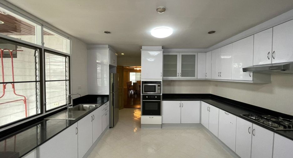 For rent 4 bedrooms condo in Watthana, Bangkok