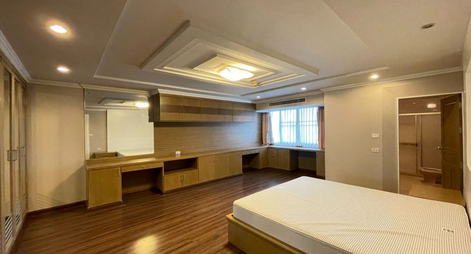 For rent 4 bedrooms condo in Watthana, Bangkok