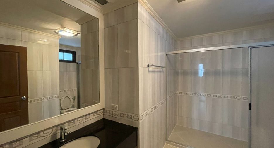 For rent 4 bedrooms condo in Watthana, Bangkok