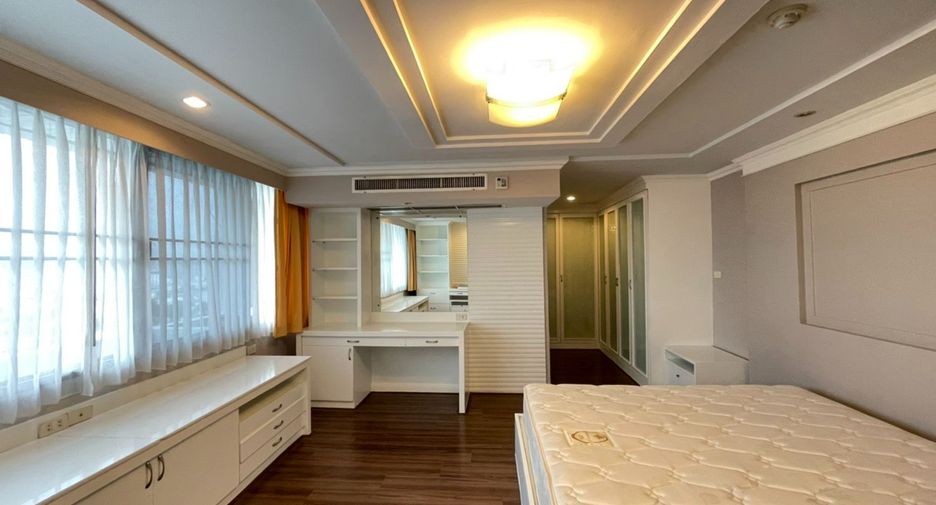 For rent 4 bedrooms condo in Watthana, Bangkok