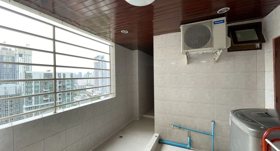 For rent 4 bedrooms condo in Watthana, Bangkok