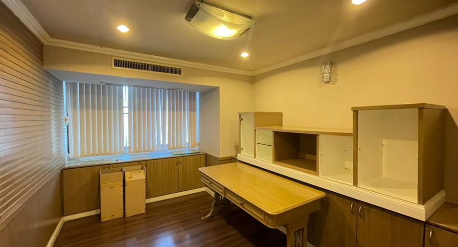 For rent 4 bedrooms condo in Watthana, Bangkok