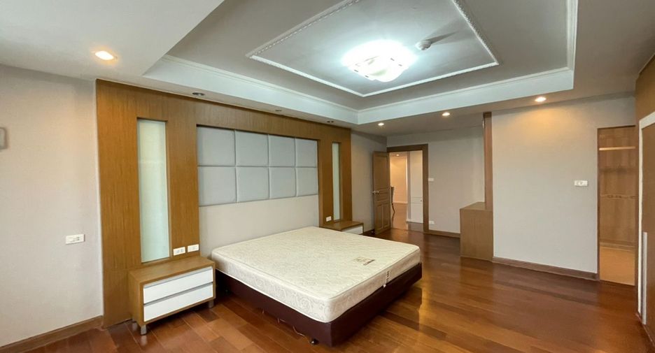 For rent 4 bedrooms condo in Watthana, Bangkok