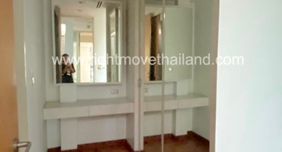 À vendre 3 chambres maison de ville à Yan Nawa, Bangkok