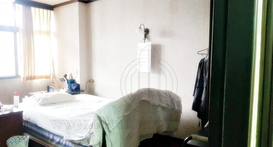 For sale 3 bedrooms condo in Khlong Toei, Bangkok