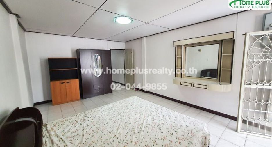 For sale 2 bedrooms townhouse in Huai Khwang, Bangkok