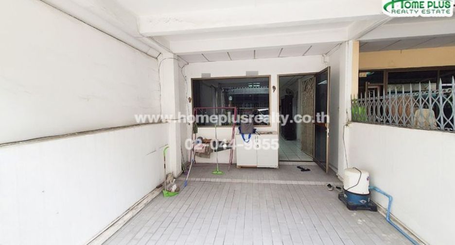 For sale 2 bedrooms townhouse in Huai Khwang, Bangkok