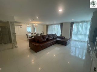 Condo en alquiler de 3 habitaciones en Khlong Toei, Bangkok