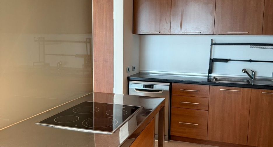 For rent 2 bedrooms condo in Khlong Toei, Bangkok