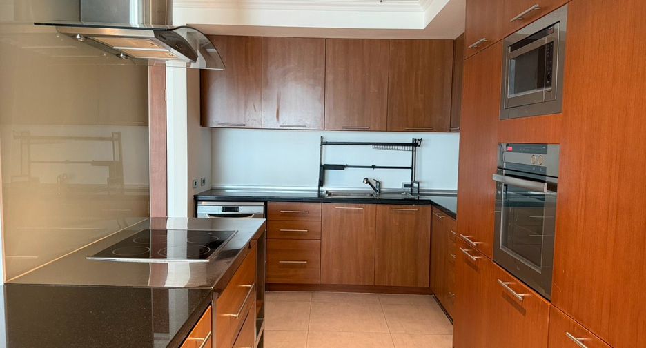 For rent 2 bedrooms condo in Khlong Toei, Bangkok