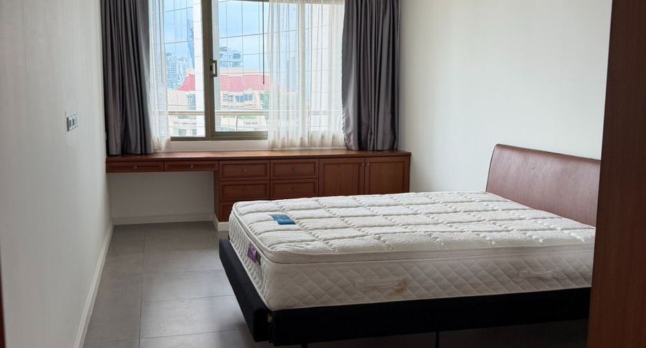 For rent 2 bedrooms condo in Khlong Toei, Bangkok