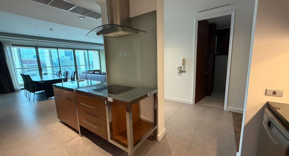 For rent 2 bedrooms condo in Khlong Toei, Bangkok