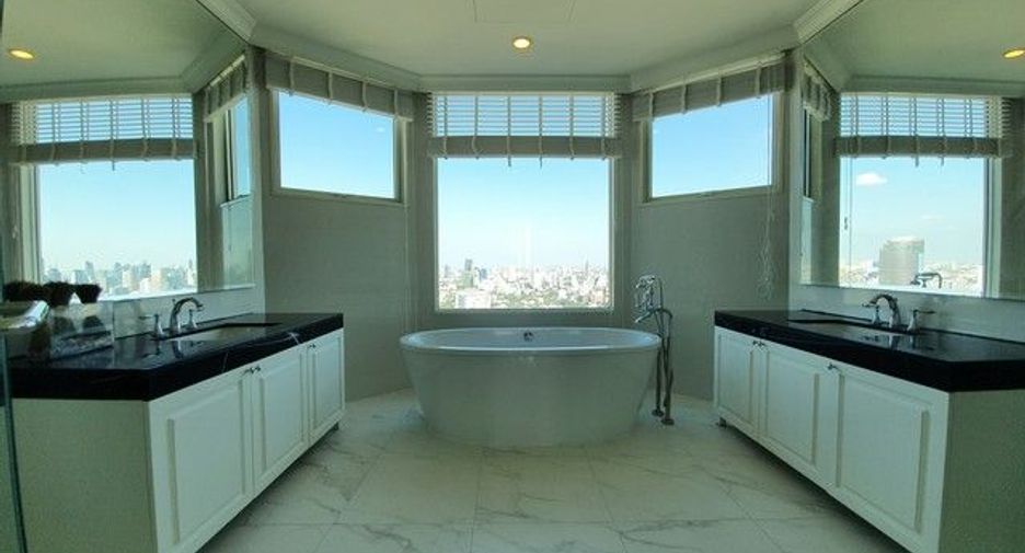 For sale 4 ベッドルーム condo in Watthana, Bangkok