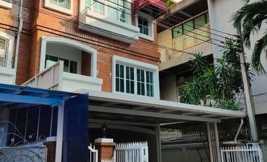For sale 6 bed townhouse in Yan Nawa, Bangkok