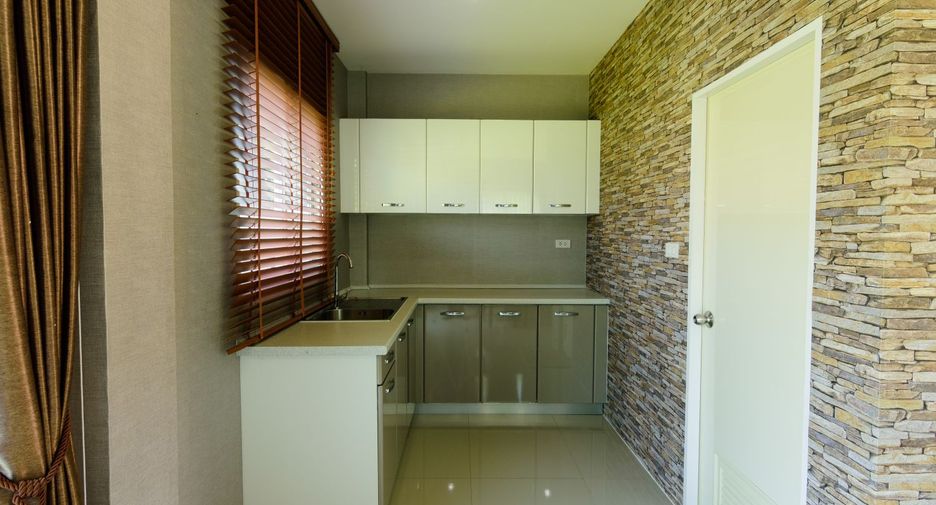 For sale 3 bedrooms townhouse in Lat Krabang, Bangkok