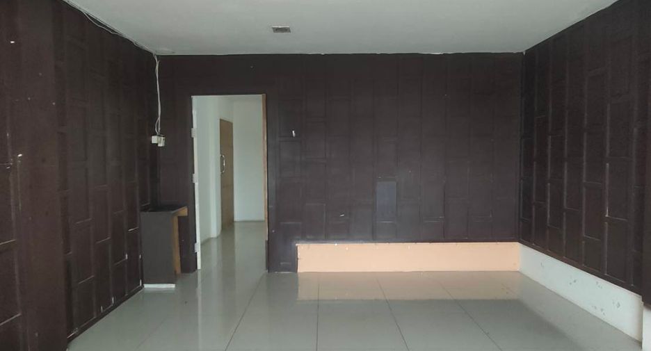 Local comercial en alquiler y en venta en Si Racha, Chonburi