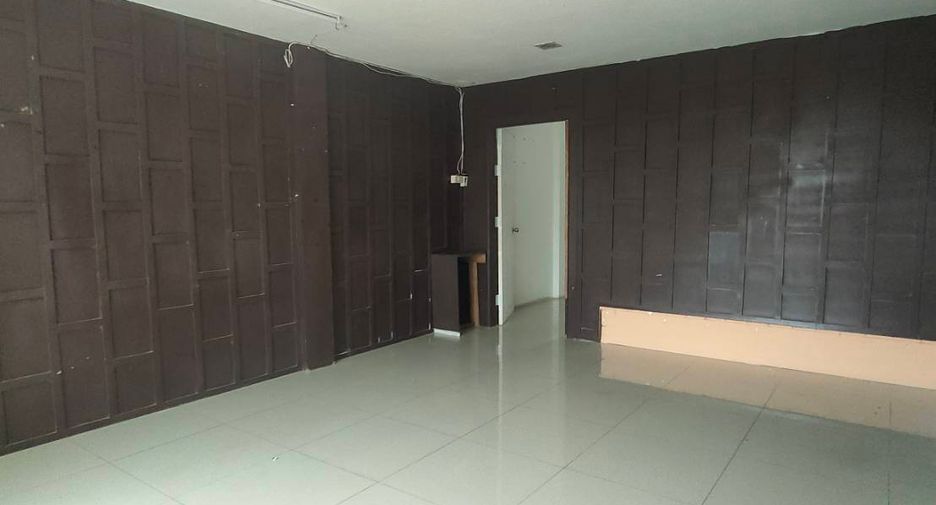 Local comercial en alquiler y en venta en Si Racha, Chonburi