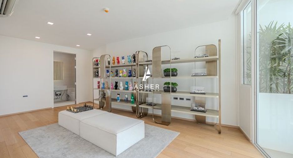 For sale 4 bedrooms house in Wang Thonglang, Bangkok