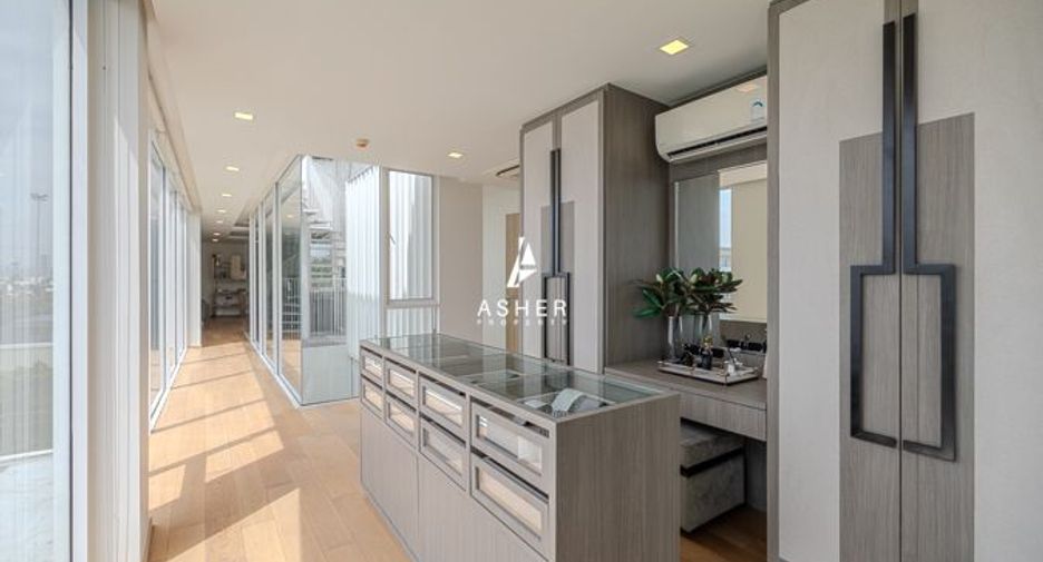 For sale 4 bedrooms house in Wang Thonglang, Bangkok