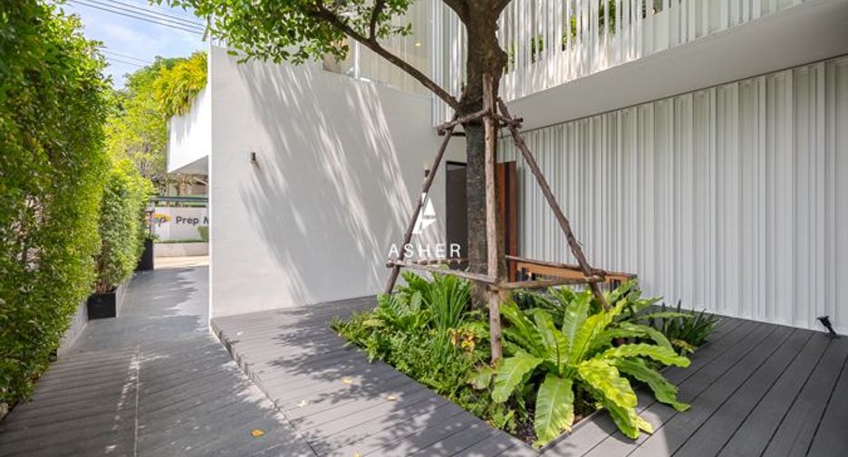 For sale 4 bedrooms house in Wang Thonglang, Bangkok
