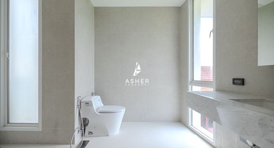 For sale 4 bedrooms house in Wang Thonglang, Bangkok