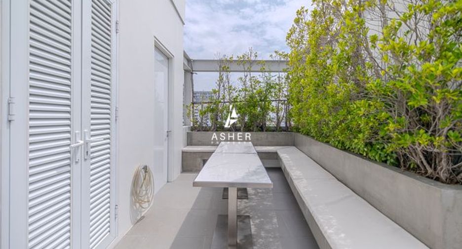 For sale 4 bedrooms house in Wang Thonglang, Bangkok