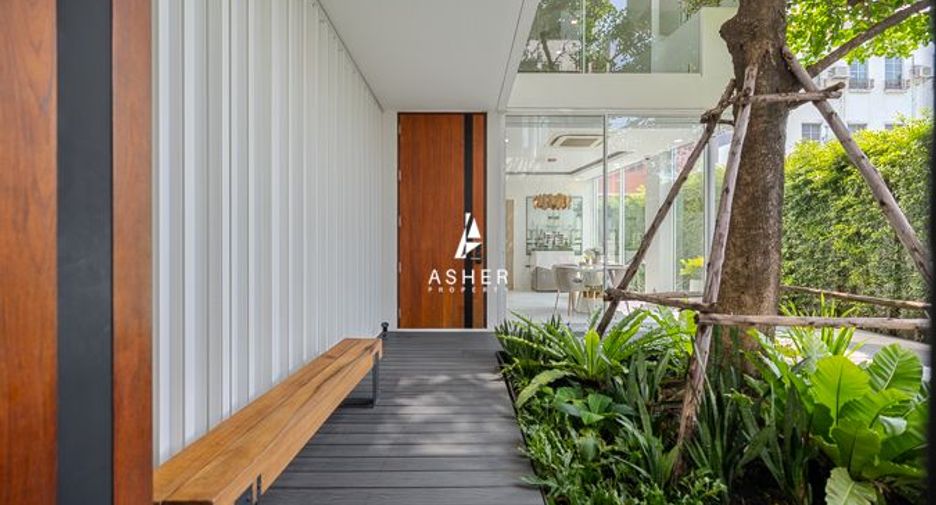 For sale 4 bedrooms house in Wang Thonglang, Bangkok