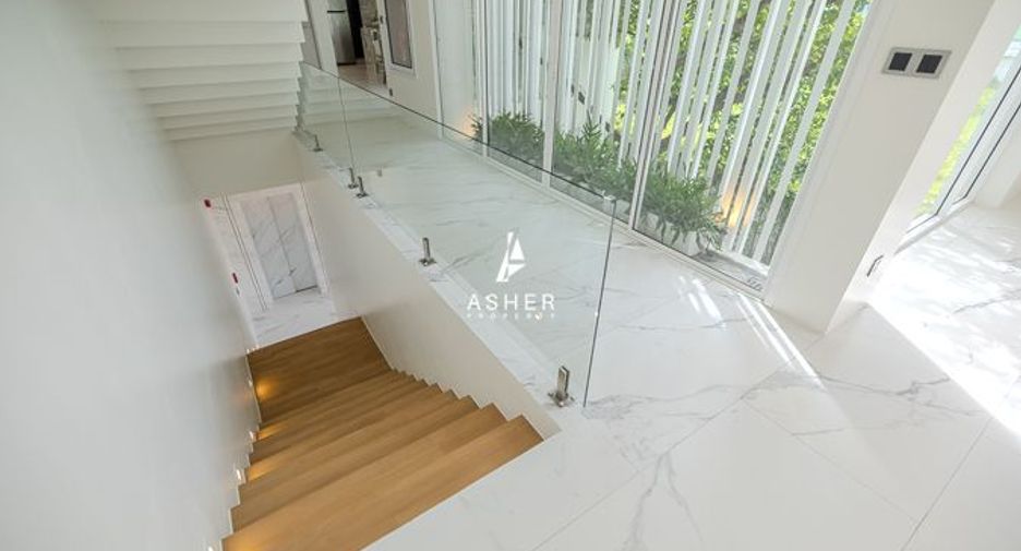 For sale 4 bedrooms house in Wang Thonglang, Bangkok