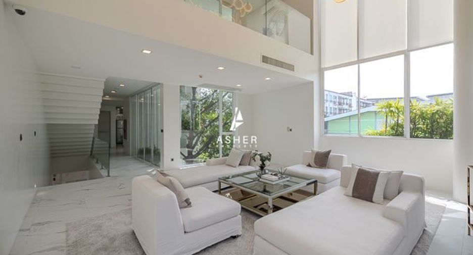 For sale 4 bedrooms house in Wang Thonglang, Bangkok