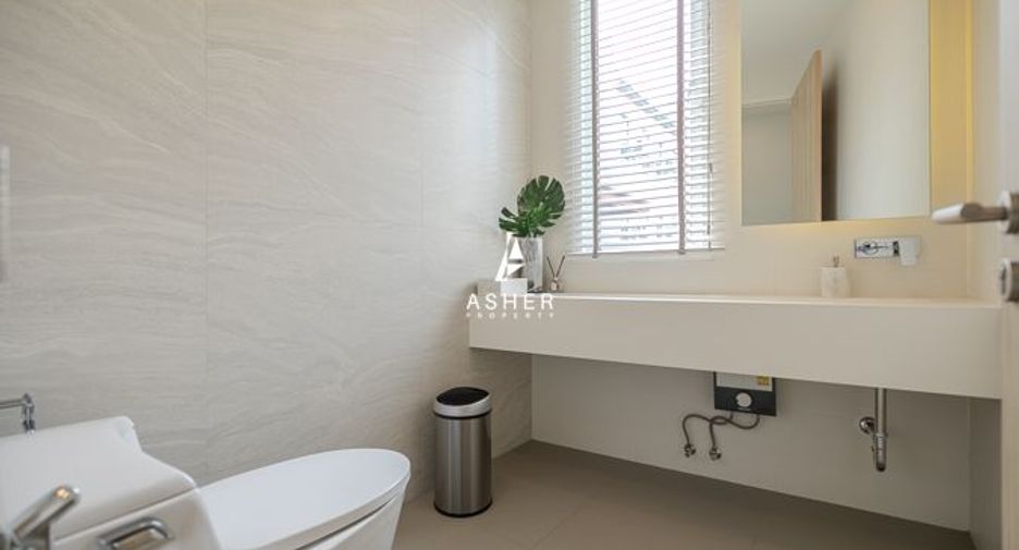 For sale 4 bedrooms house in Wang Thonglang, Bangkok