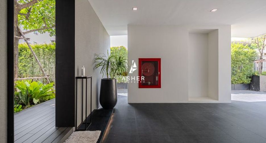 For sale 4 bedrooms house in Wang Thonglang, Bangkok