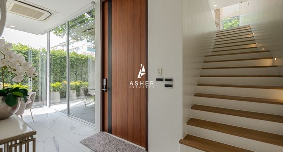 For sale 4 bedrooms house in Wang Thonglang, Bangkok
