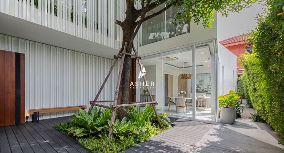 For sale 4 bedrooms house in Wang Thonglang, Bangkok