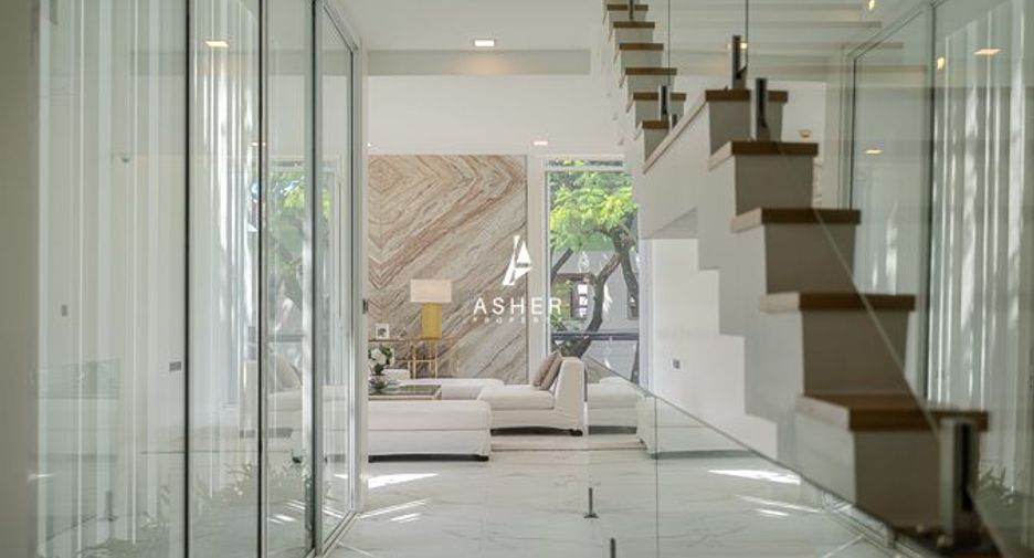 For sale 4 bedrooms house in Wang Thonglang, Bangkok