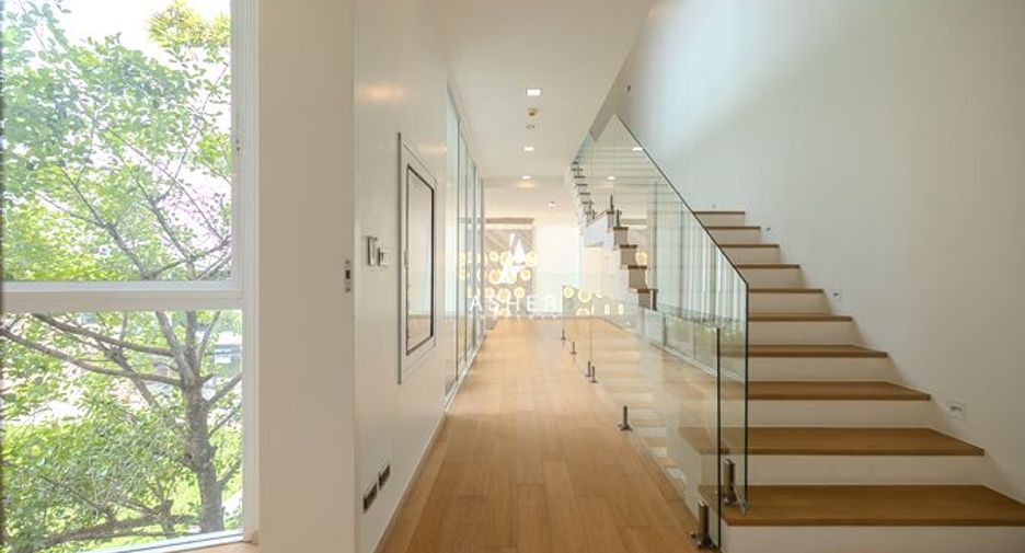 For sale 4 bedrooms house in Wang Thonglang, Bangkok