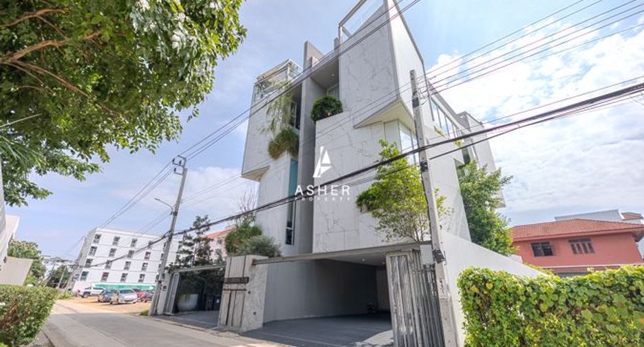 For sale 4 bedrooms house in Wang Thonglang, Bangkok