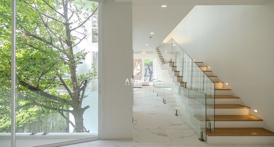 For sale 4 bedrooms house in Wang Thonglang, Bangkok