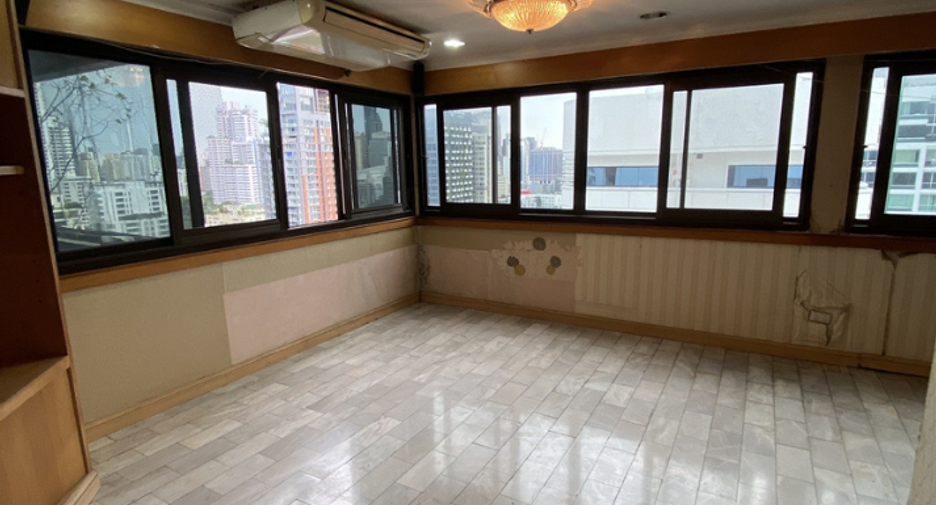 For sale 4 bedrooms condo in Watthana, Bangkok