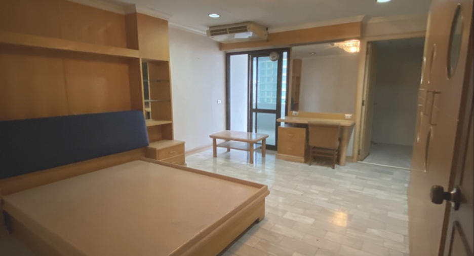 For sale 4 bedrooms condo in Watthana, Bangkok
