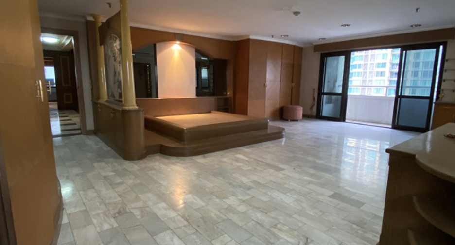 For sale 4 bedrooms condo in Watthana, Bangkok