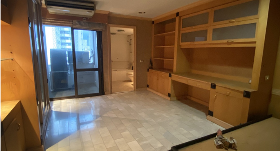 For sale 4 bedrooms condo in Watthana, Bangkok