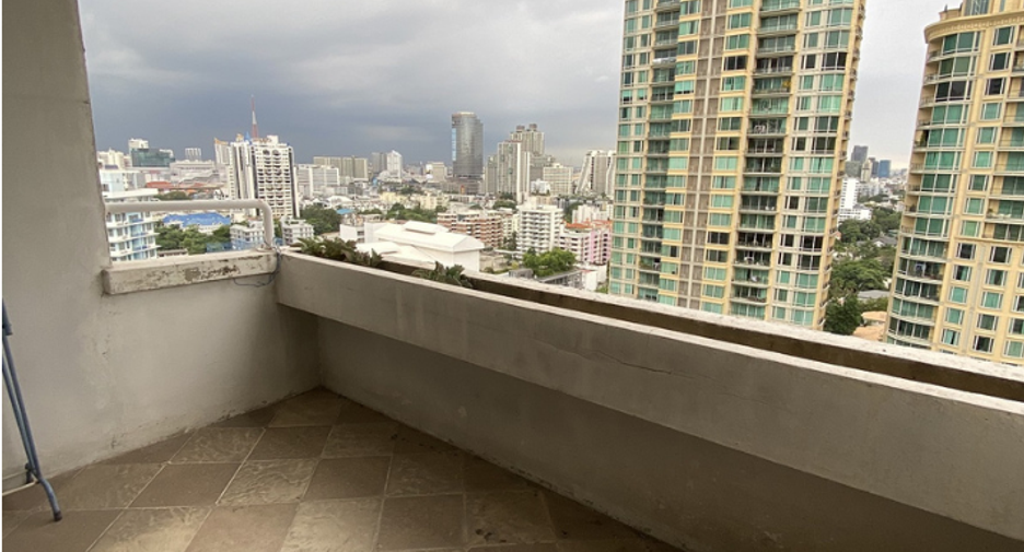 For sale 4 bedrooms condo in Watthana, Bangkok