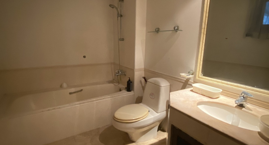 For sale 4 bedrooms condo in Watthana, Bangkok