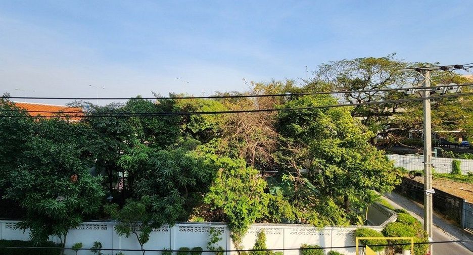 For sale 2 bed townhouse in Watthana, Bangkok