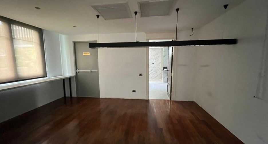 For rent 4 bedrooms office in Watthana, Bangkok