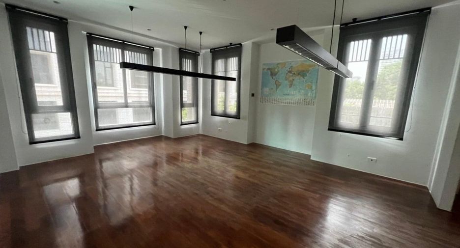 For rent 4 bedrooms office in Watthana, Bangkok