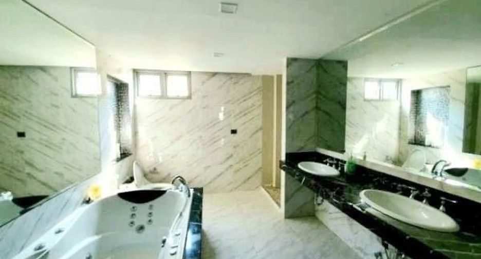 For rent 4 bedrooms office in Watthana, Bangkok