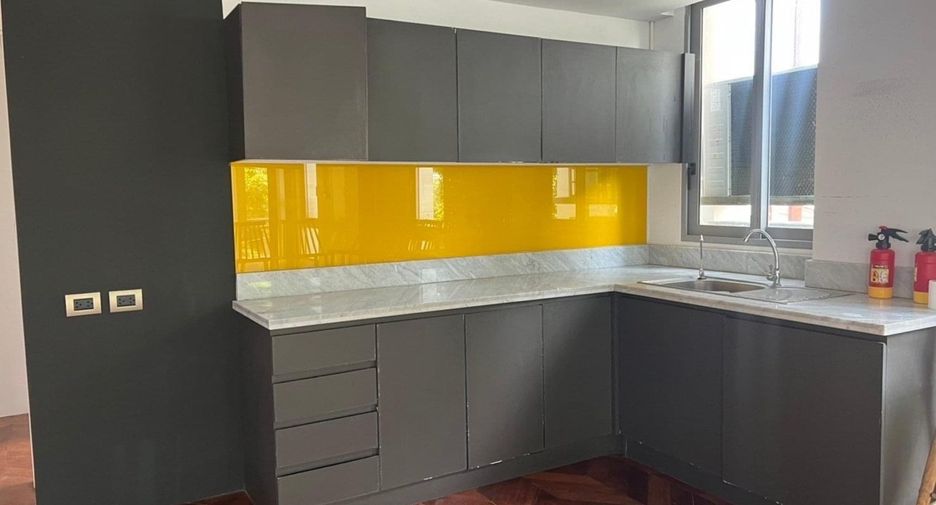 For rent 4 bedrooms office in Watthana, Bangkok